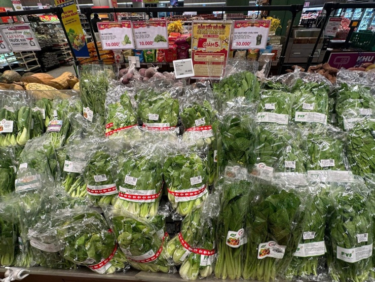 Quầy rau đầy ắp hàng mới, đa dạng lựa chọn. Không xảy ra tình trạng khan hàng, hay "sốt" giá.