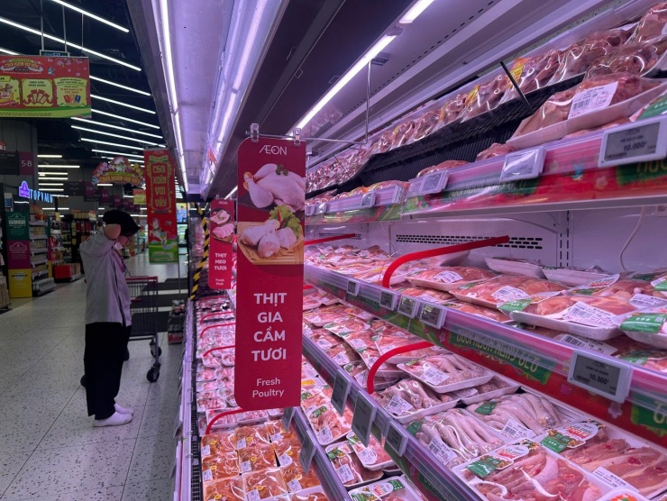 Thực phẩm tươi sống, thịt, cá, gia cầm các loại đầy ắp trên kệ. Mùng 2 Tết, người dân bắt đầu đi chợ, mua sắm nhưng nhu cầu không lớn so với những ngày trước đó.