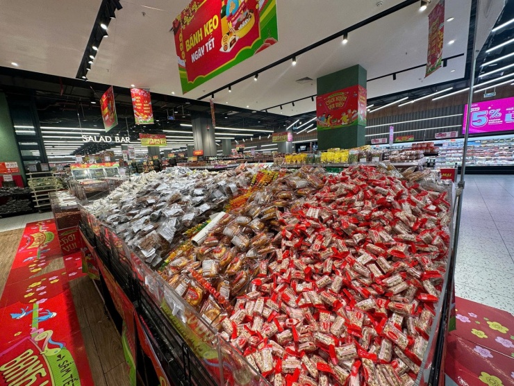 Mùng 2 Tết: Siêu thị ngập rau thịt, khách vắng tanh vắng ngắt - 10