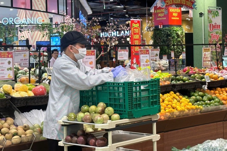 Mùng 2 Tết: Siêu thị ngập rau thịt, khách vắng tanh vắng ngắt