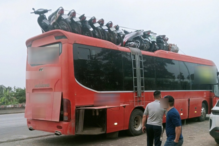 Trường hợp xe khách chở hàng trên nóc bị xử lý. Ảnh: CACC