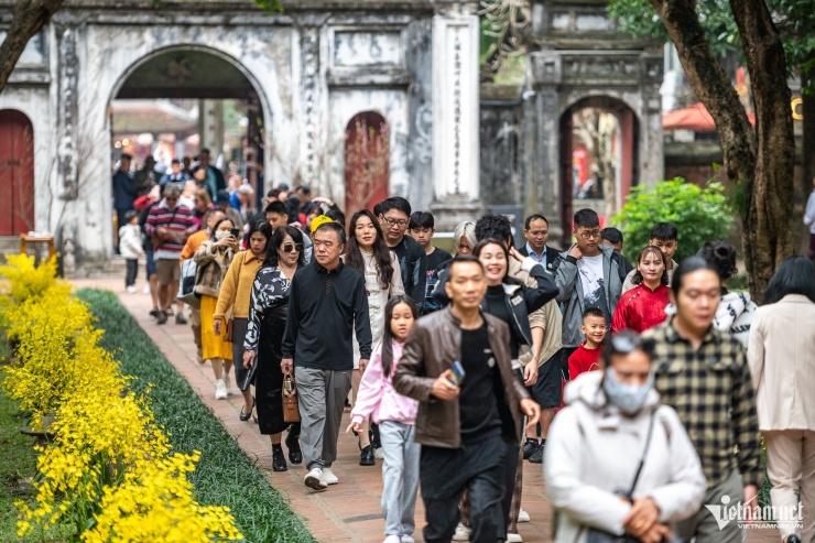 Người dân và du khách quốc tế nườm nượp đổ về Văn Miếu – Quốc Tử Giám (Hà Nội) chiều mùng 2 Tết để tham quan, xin chữ thư pháp...