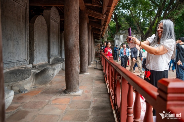 Văn Miếu - Quốc Tử Giám là một trong những di tích lịch sử và văn hóa quan trọng bậc nhất tại Hà Nội. Đây không chỉ là ''trường đại học đầu tiên'' của Việt Nam mà còn là biểu tượng cho truyền thống hiếu học và tôn sư trọng đạo của dân tộc.