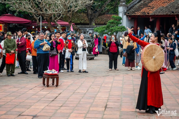 Không chỉ cùng gia đình du xuân, tham quan di tích, nhiều bạn trẻ tìm về nơi đây để dâng lễ, xin chữ đầu năm, gửi gắm ước nguyện thi cử hanh thông.