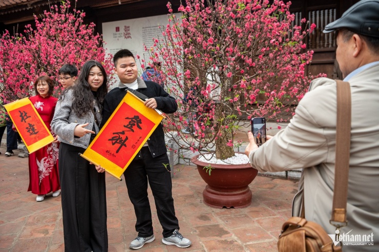 Em Nguyễn Minh Quốc cùng bố và chị gái đến Văn Miếu - Quốc Tử Giám xin chữ “đăng khoa”. Minh Quốc chia sẻ, chữ này mang ý nghĩa ghi danh bảng vàng khoa cử, cũng là niềm kỳ vọng lớn của em trước kỳ thi đại học sắp tới. Em mong đạt kết quả tốt để trúng tuyển vào ngôi trường quân đội mà mình hằng ước mơ.