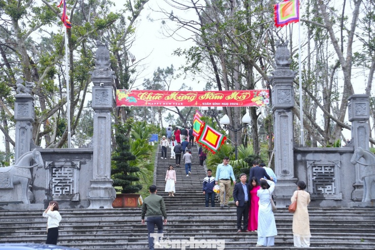 Tọa lạc trên núi Dũng Quyết ở độ cao 97 m so với mực nước biển, Đền thờ Hoàng đế Quang Trung﻿ (phường Trường Vinh, tỉnh Nghệ An) là công trình văn hóa tâm linh uy nghiêm, gắn với phát triển du lịch của địa phương. ﻿Hằng năm, đền có hai dịp lễ trọng gồm ngày 29/7 âm lịch - ngày giỗ Hoàng đế Quang Trung và mùng 5 tháng Giêng âm lịch - kỷ niệm Chiến thắng Ngọc Hồi - Đống Đa. Dịp đầu Xuân cũng là thời điểm đông đảo du khách tìm về chiêm bái, tri ân vị anh hùng đã có công lớn trong sự nghiệp dựng nước và giữ nước.