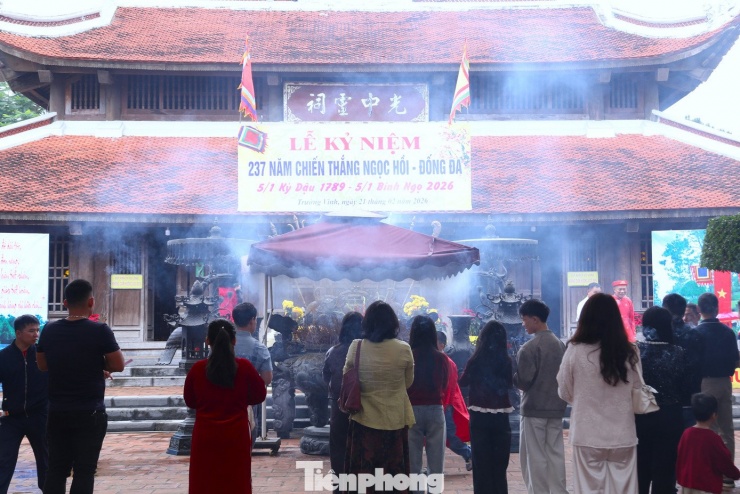 Du khách thành tâm cầu mong cho một năm mới bình an, phúc lộc.