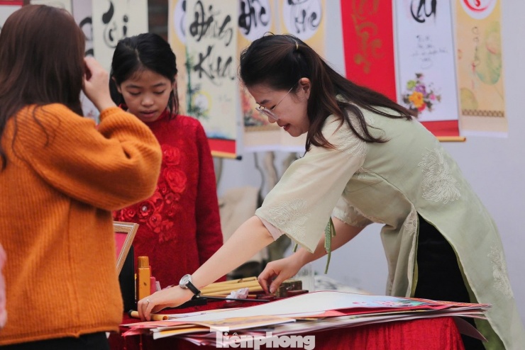 Sau khi làm lễ, nhiều người xin chữ đầu xuân.