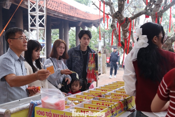 Du khách vãn cảnh, mua đồ lưu niệm tại đền.