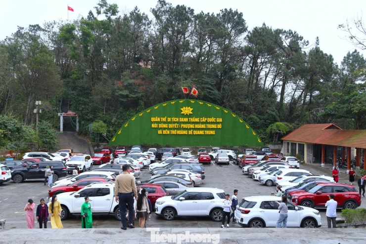 Với giá trị lịch sử to lớn cùng với kiến trúc, cảnh quan đẹp, đền thờ Hoàng đế Quang Trung đã trở thành điểm đến hấp dẫn của du khách thập phương vào dịp đầu Xuân năm mới.