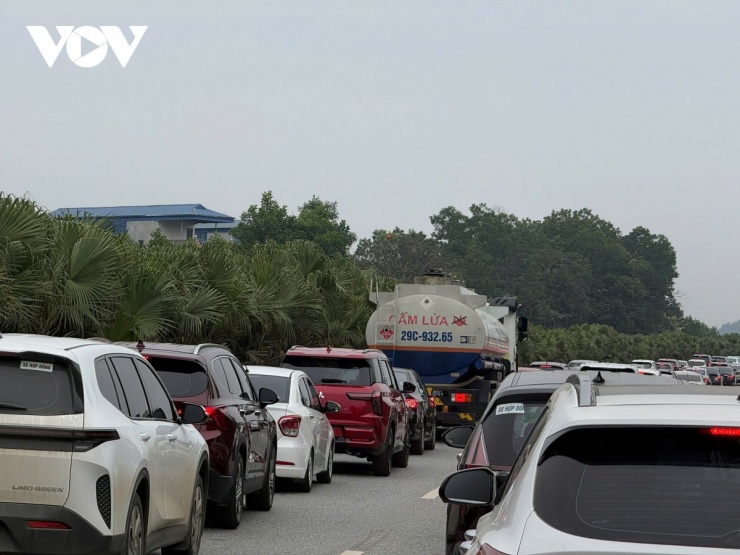 Ùn tắc kéo dài khiến không ít người dân sốt ruột vào ngày mùng 2 Tết.