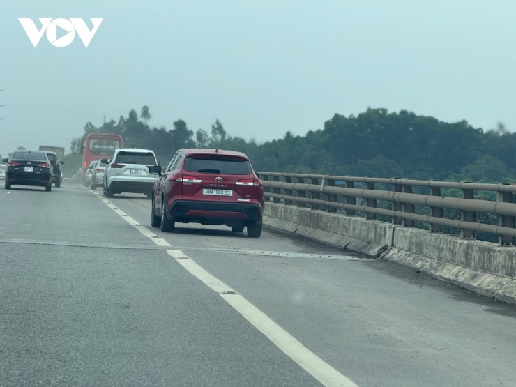 Nhiều chiếc xe không thể chờ đợi đã đi vào làn xe khẩn cấp.