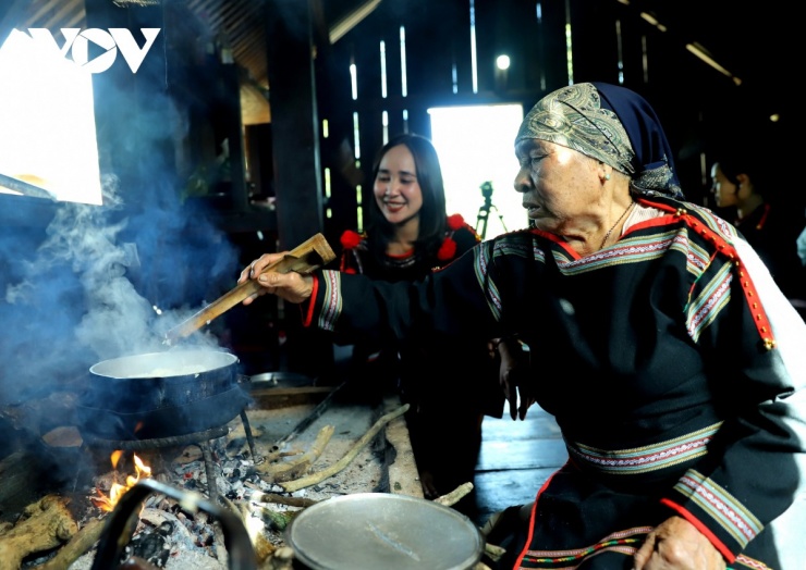 Bên bếp lửa, bà H Loi nấu cơm bằng củi cây cà phê. Mùi cơm chín lan tỏa khắp gian nhà dài.