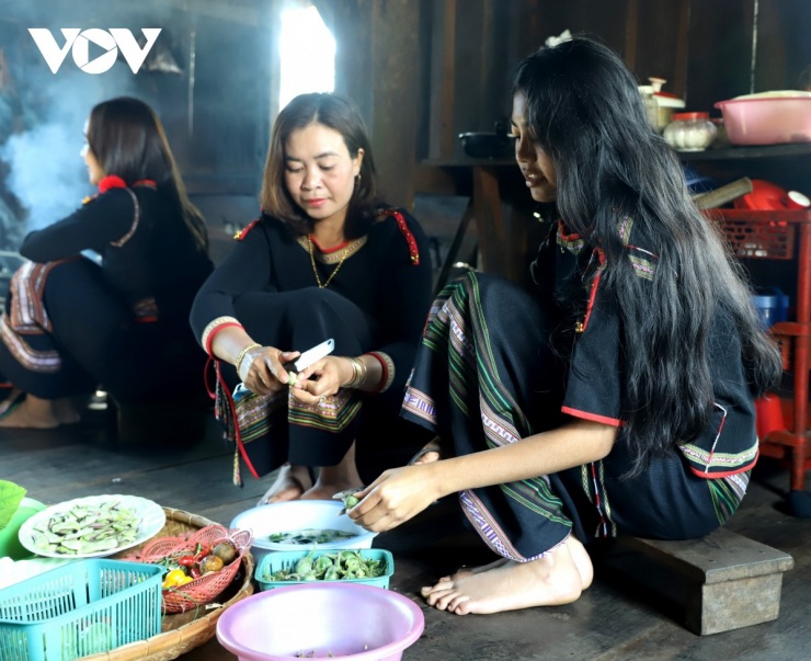 Mẹ con chị H Tina chuẩn bị nguyên liệu nấu canh cà đắng, món ăn quen thuộc không thể thiếu trong bữa ăn cộng đồng của người Ê Đê.