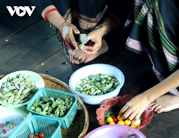 Rau, quả trong vườn nhà được lựa chọn để chế biến thành những món ăn dân dã, mang đậm hương vị núi rừng.