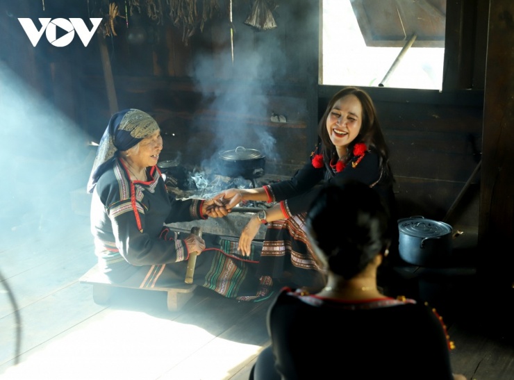 Các thành viên vừa chế biến món ăn vừa trò chuyện tạo nên không khí ấm cúng trước bữa cơm đầu năm.