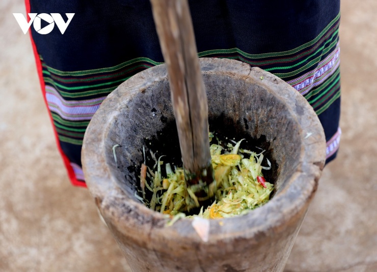 Đu đủ giã muối kiến, thêm rau thơm, cà lông, ớt và gia vị khác, tạo nên món ăn chua, cay, giòn, kích thích vị giác.