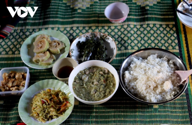 Khi các món ăn đã hoàn tất, mọi người cùng trải chiếu, dọn cơm giữa gian nhà dài.&nbsp;