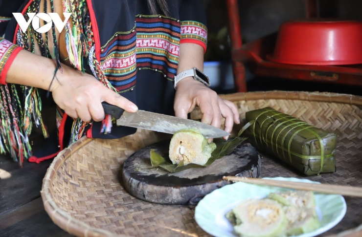 Đòn bánh tét được bóc và cắt khoanh, làm đậm thêm không khí ngày Tết.