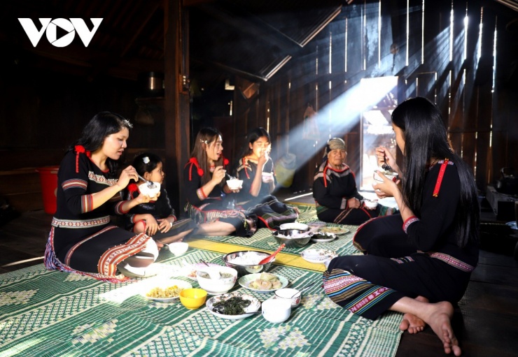 Trong không gian nhà dài, từng món ăn, từng câu chuyện được trao đi đều góp phần duy trì nếp sinh hoạt truyền thống. Giữa nhịp sống hiện đại, việc giữ gìn bữa cơm đoàn viên đầu năm là cách cộng đồng Ê Đê bảo tồn bản sắc văn hóa và vun đắp sự gắn bó gia đình qua nhiều thế hệ.