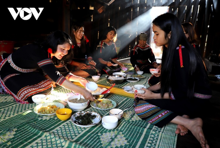 Các thành viên quây quần bên mâm cơm, vừa thưởng thức món ngon, vừa chia sẻ câu chuyện năm cũ và gửi nhau lời chúc năm mới.