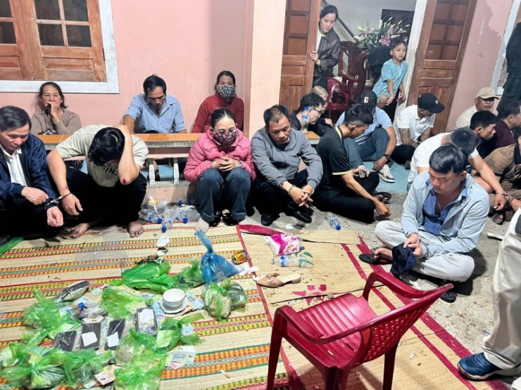 Các đối tượng cùng tang vật.