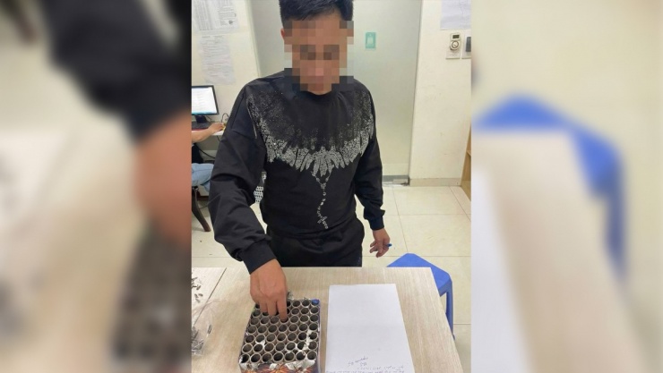 Đối tượng cùng tang vật tại cơ quan công an