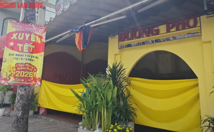 Một quán thông báo phục vụ xuyên Tết