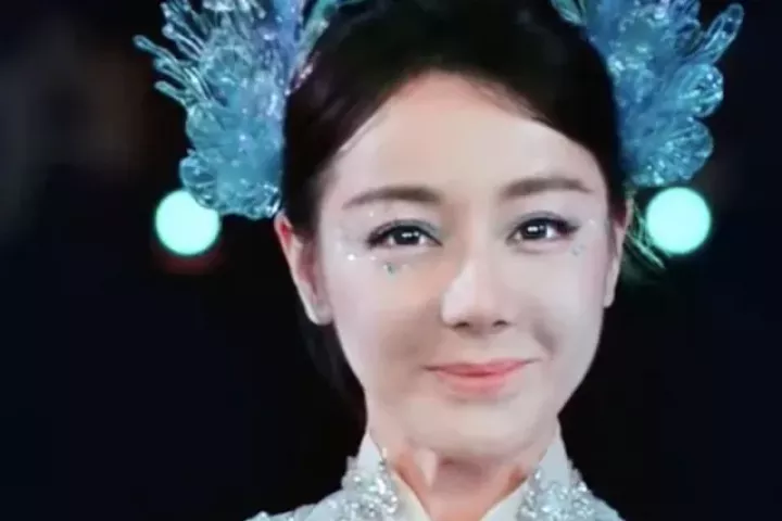 260 triệu người chê Địch Lệ Nhiệt Ba trang điểm xấu