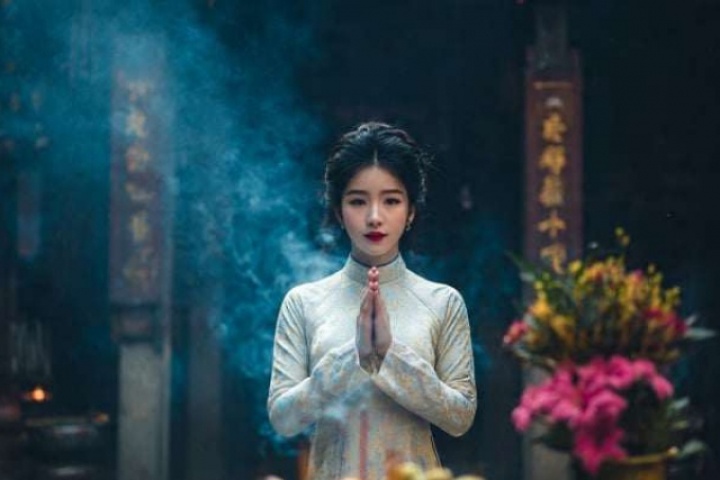 Văn khấn mở hàng đầu năm Bính Ngọ 2026 chuẩn nhất, giúp buôn may bán đắt, làm ăn hanh thông, tài lộc dồi dào