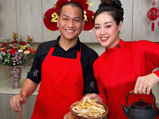 Vợ chồng Khánh Vân vào bếp nấu món Tết