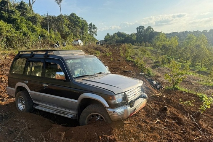 Hai vợ chồng và con trai tử vong sau tai nạn với ôtô