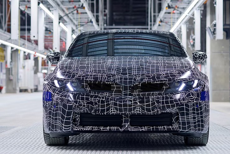 BMW 3-Series chạy điện mới xuất hiện trong nhà máy tại Đức