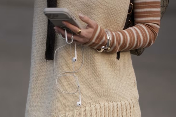 Nữ nhà sáng tạo nội dung người Đức Sonia Sofianidou với tai nghe có dây&nbsp;của Apple ngày 21/1/2026.