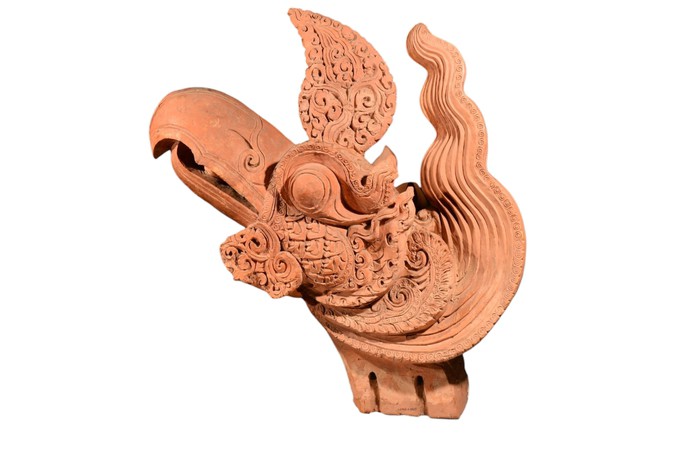 Đặc biệt, các chi tiết như mắt to tròn nổi rõ, lông mày tạo thành dải bay ngược, tai to rộng uốn lượn đều được chế tác tỉ mỉ, thể hiện trình độ kỹ thuật cao của nghệ nhân thời bấy giờ.