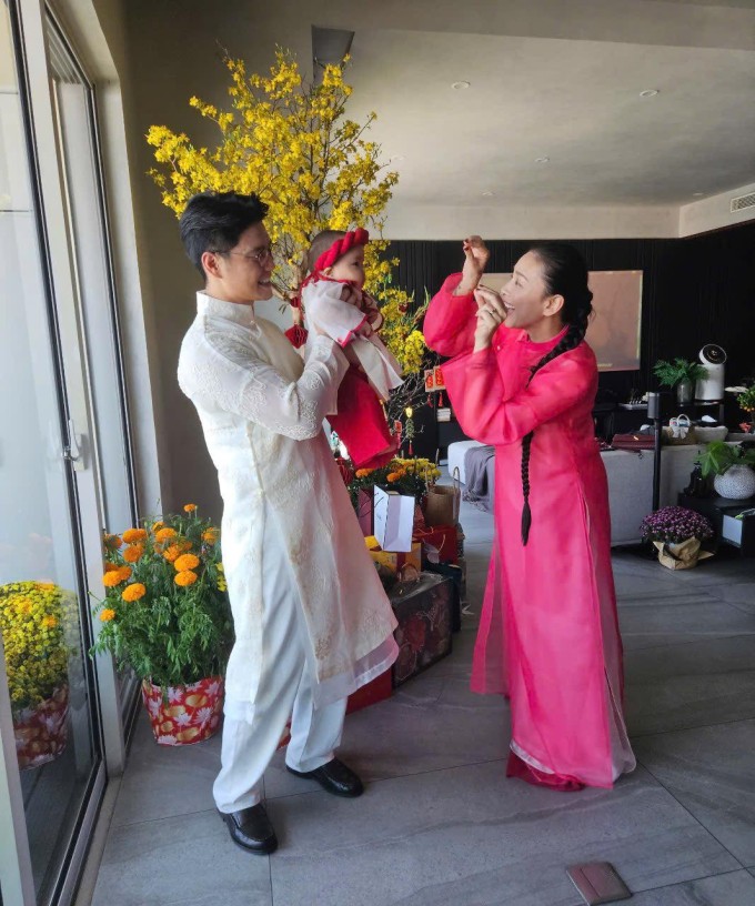 Ảnh sao 18/2: Con gái Ngô Thanh Vân - Huy Trần lần đầu mặc áo dài - 1