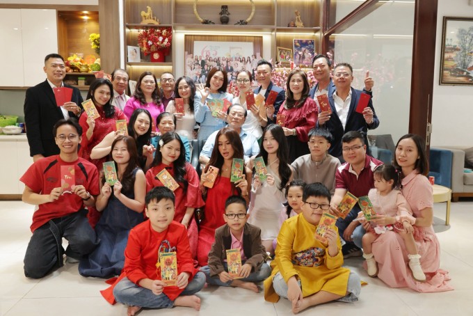 Ảnh sao 18/2: Con gái Ngô Thanh Vân - Huy Trần lần đầu mặc áo dài - 2