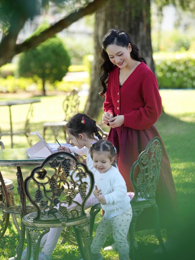 Diễn viên Lan Phương bên các con.
