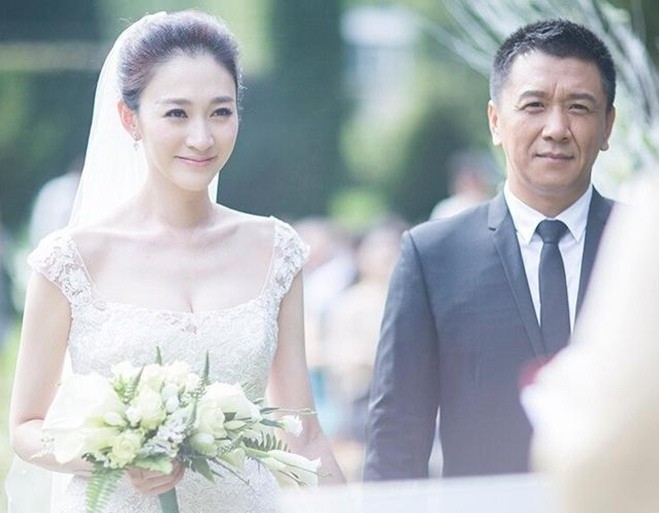 Lý Tiểu Nhiễm và chồng ngày cưới. Ảnh: Weibo