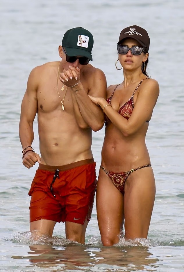 Jessica Alba đắm say bên tình trẻ sau khi hoàn tất ly hôn - 5