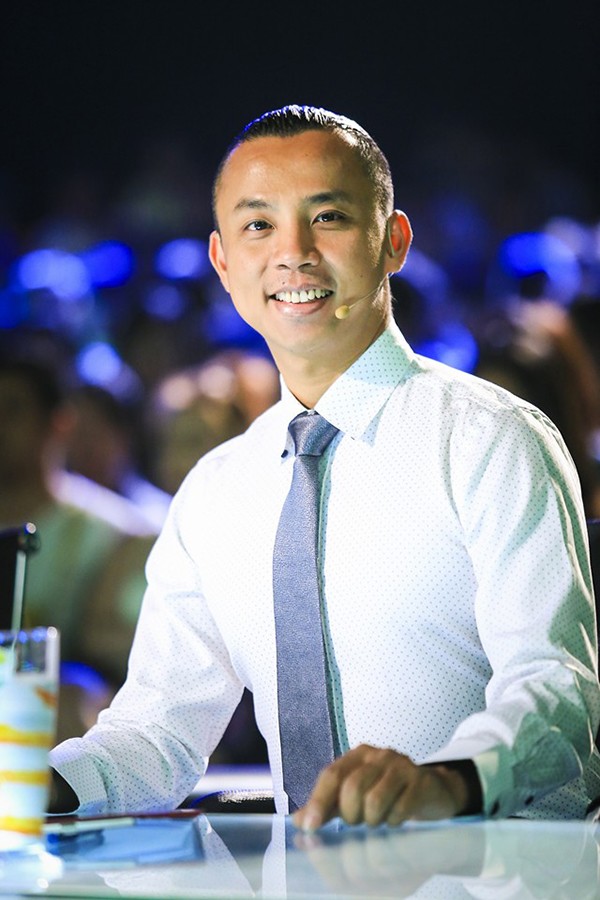 Chí Anh khi ngồi ghế giám khảo cuộc thi "Bước nhảy hoàn vũ".