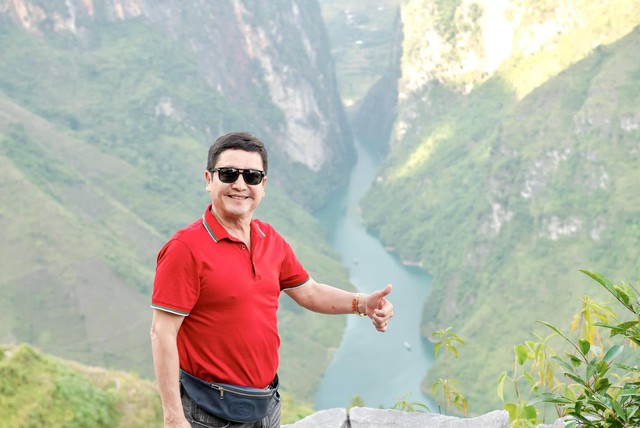 NSƯT Chí Trung phim 'Tết này ai đến xông nhà', tuổi U70 cuộc sống viên mãn bên bạn gái á hậu kém 18 tuổi - 1