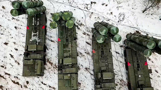 Các bệ phóng từ hệ thống phòng không S-400. (Nguồn: MW)