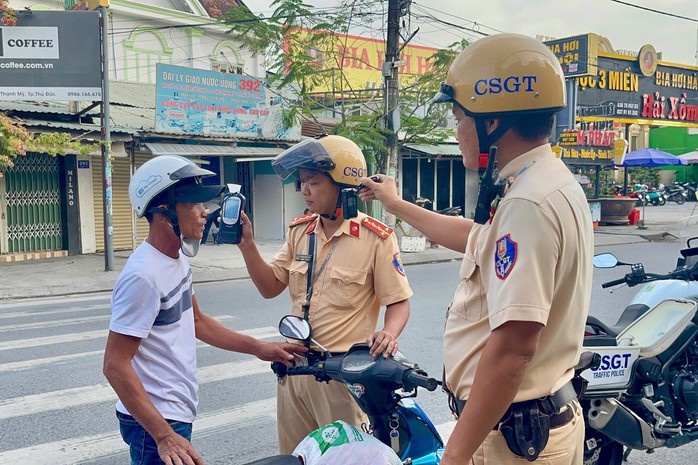 Đội CSGT Rạch Chiếc thực hiện đo nồng độ cồn