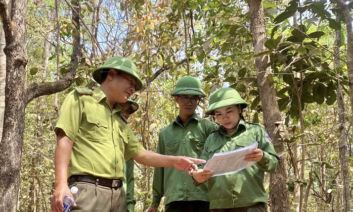 Chị Phan Thị Kiều Hạnh (bên phải), Phó Giám đốc Ban Quản lý rừng phòng hộ Ia Puch, được đồng nghiệp gọi vui là "nữ tướng giữ rừng"