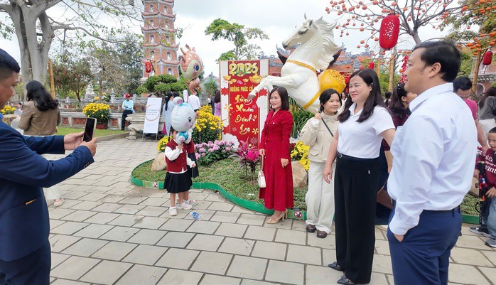 Chùa Hoằng Phúc trong ngày đầu năm mới Bính Ngọ 2026 đón rất đông người dân đến chiêm bái, tham quan