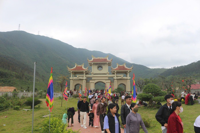 Đền Thánh mẫu Liễu Hạnh là điểm du lịch tâm linh được rất đông người dân và du khách khu vực Bắc miền Trung viếng thăm, du xuân đầu năm.