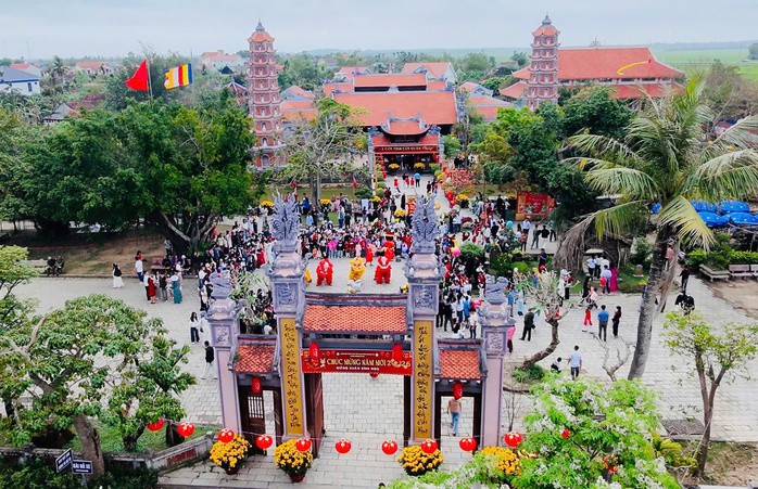 Chùa Hoằng Phúc trong ngày đầu năm mới Bính Ngọ 2026 đón rất đông người dân đến chiêm bái, tham quan.