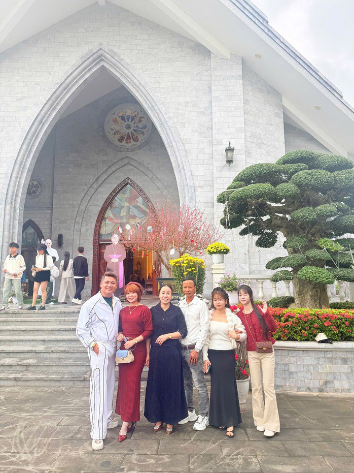 Dòng Mến Thánh Giá Hướng Phương ở thôn Hướng Phương, xã Quảng Trạch là nơi nhiều gia đình chọn làm điểm đến đầu năm để cầu nguyện bình an