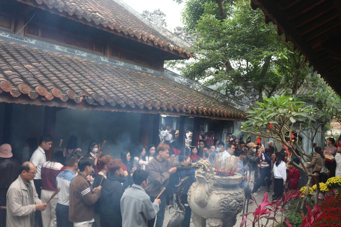 Đền Thánh mẫu Liễu Hạnh là điểm du lịch tâm linh được rất đông người dân và du khách khu vực Bắc miền Trung viếng thăm, du xuân đầu năm.